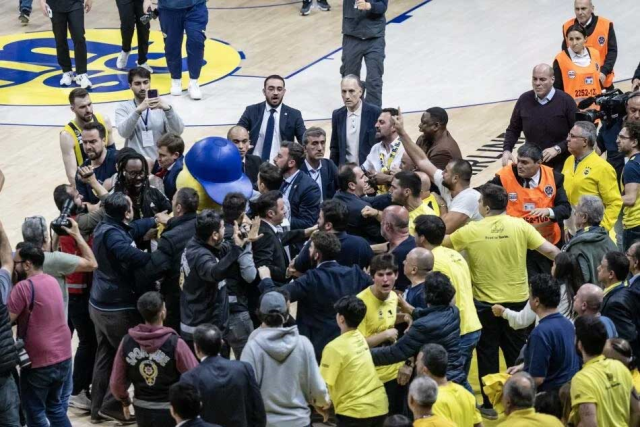 Basketbolcular ile taraftarlar birbirine girdi