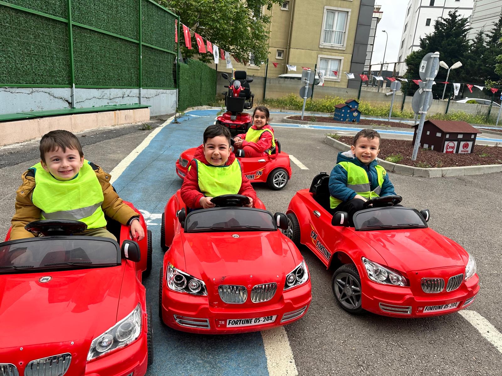 Çocuklar Trafik kurallarını ve ilk yardımı Trafik Eğitim Parkı’nda eğlenerek öğrendi