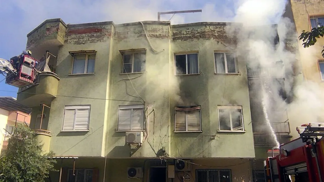 Manisa'da alevler apartmanı sardı: 2'si çocuk 6 yaralı