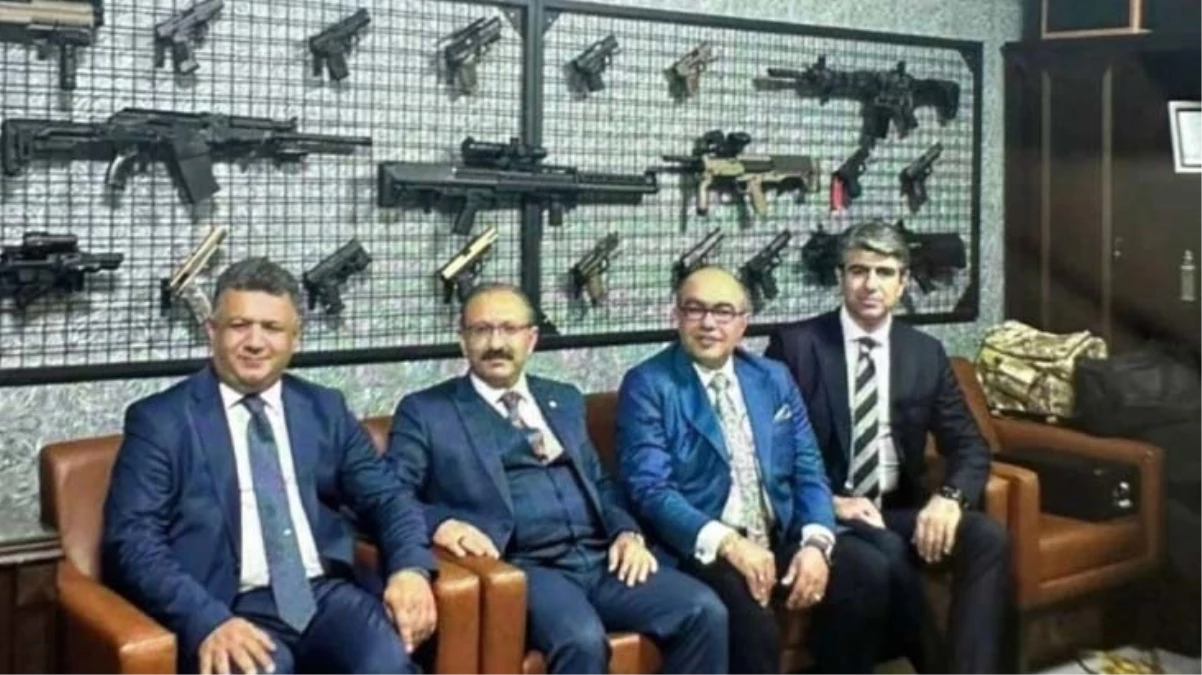 Adliye odasına astığı silahlarla poz vermişti!