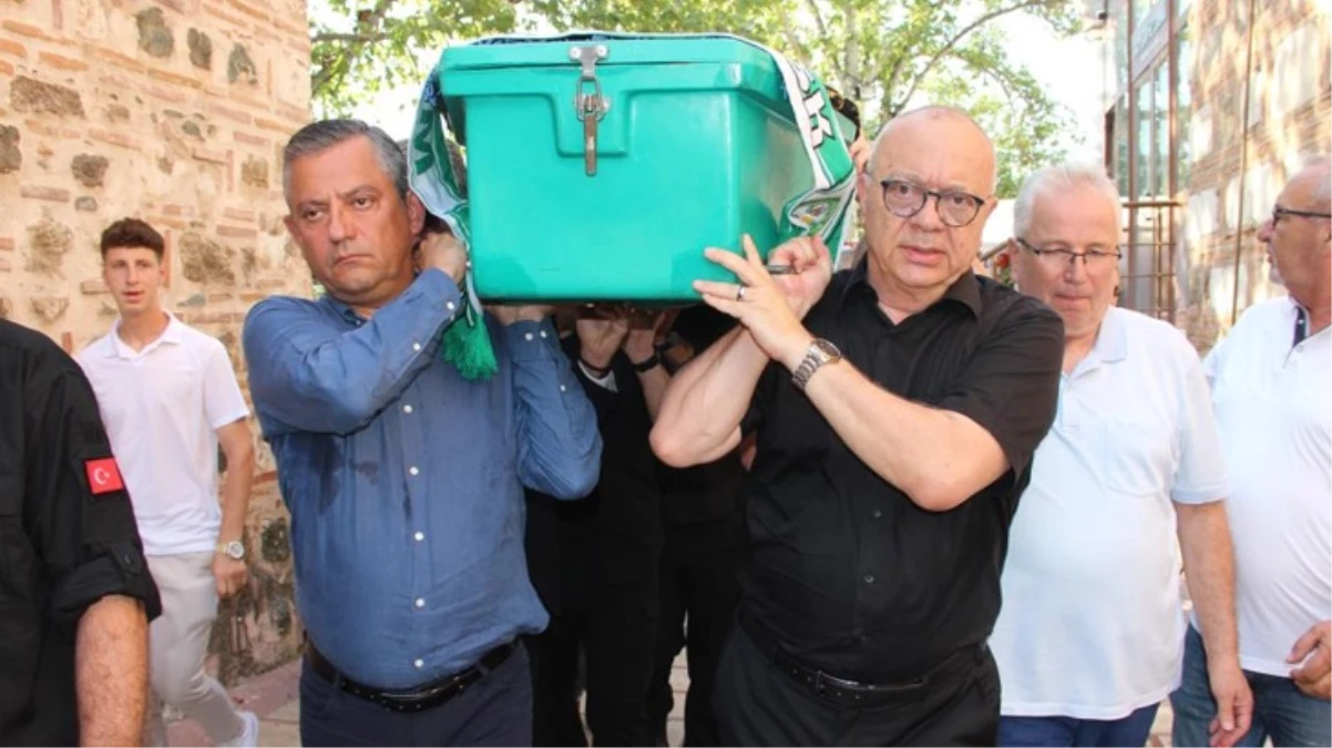 Özgür Özel, MHP'li Mehmet Güzgülü'nün tabutunu taşıdı
