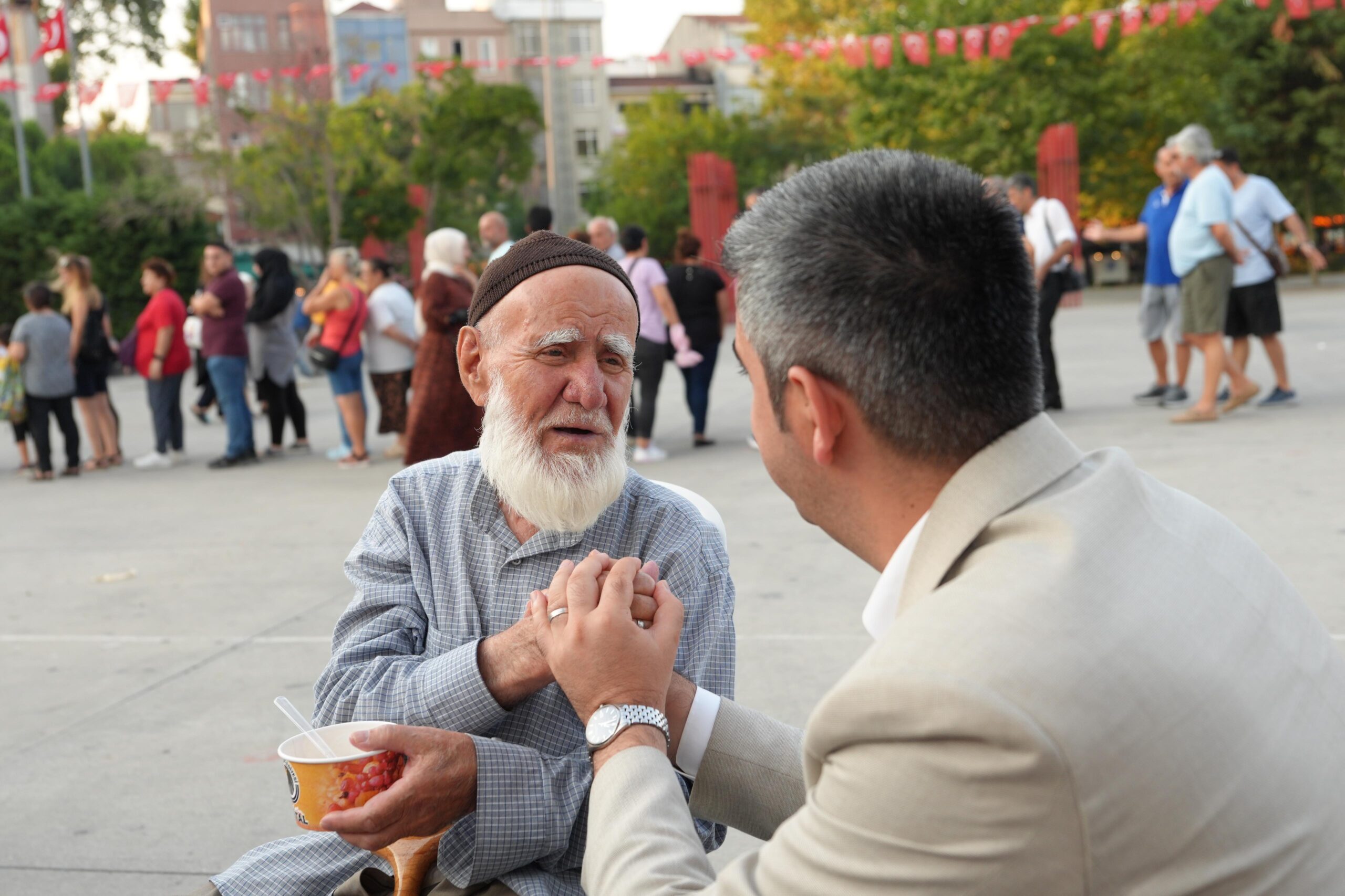 Kartallılar aşure lokmasında bir araya geldi
