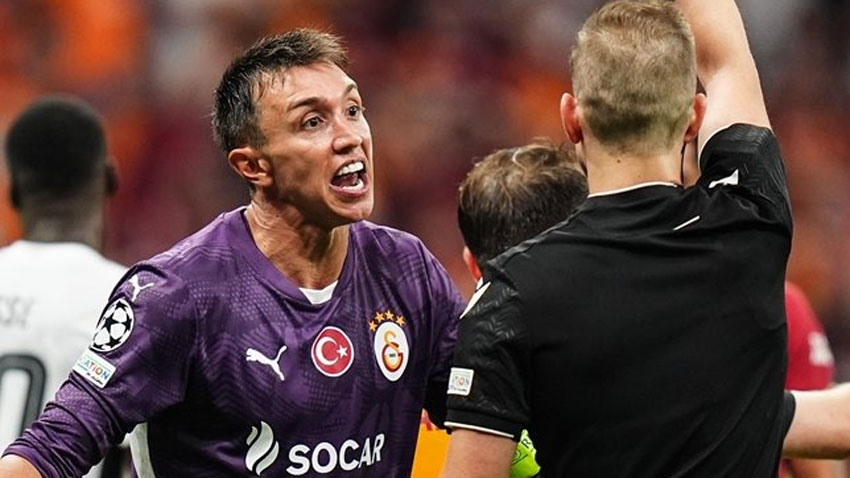 Muslera kırmızı kart gördü