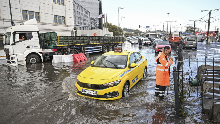 İstanbul'da sağanak yağış hayatı felç etti!