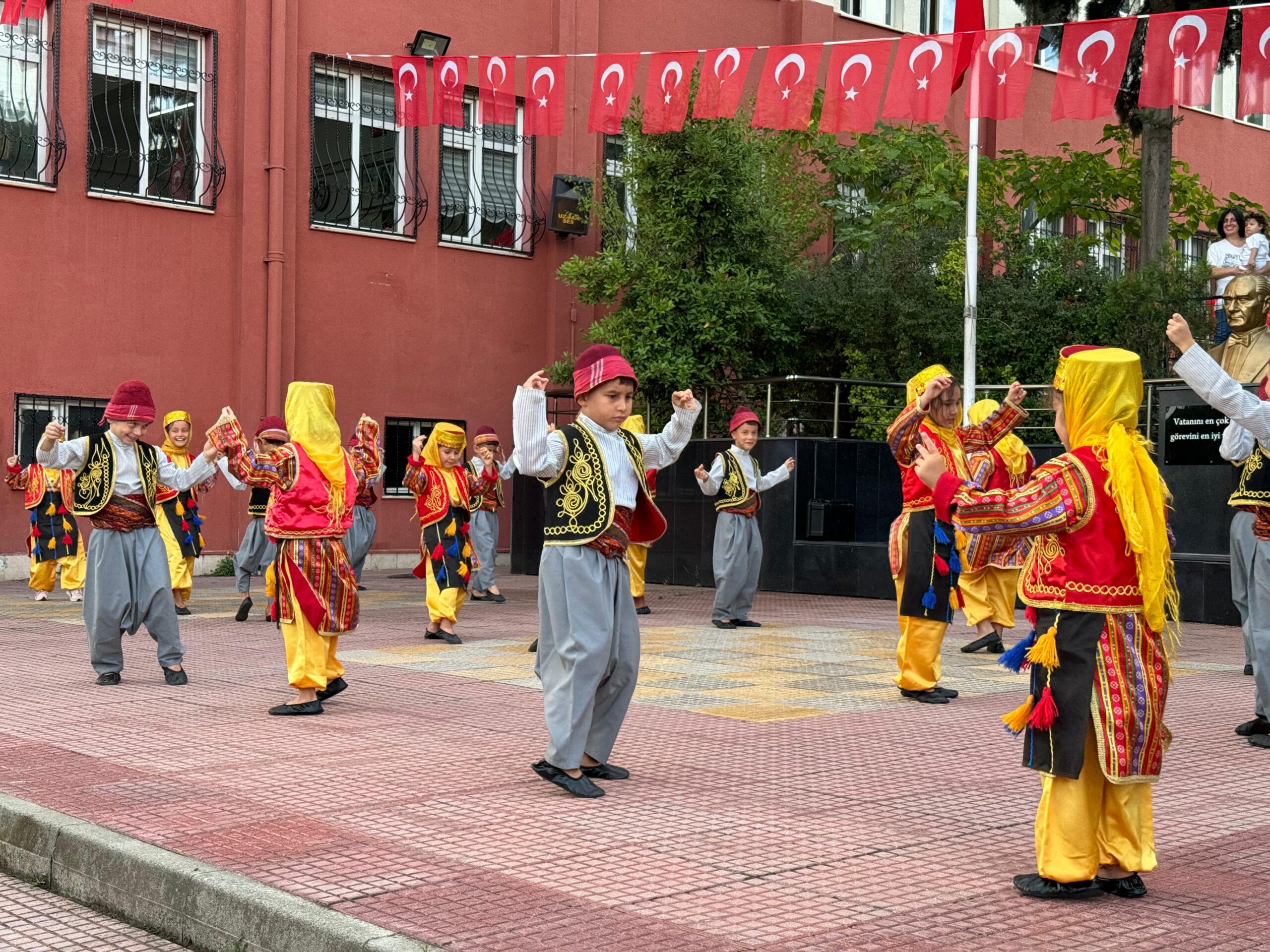 Başkan Yüksel yeni eğitim öğretim yılının açılışında öğrencileri yalnız bırakmadı