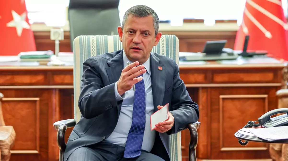 Özgür Özel Ediz Ün'ün kalemini kırdı