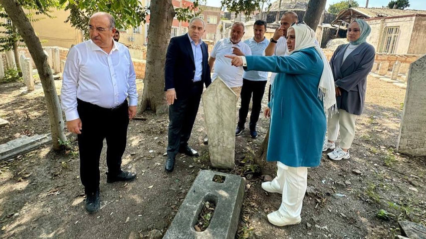 Başkan Turan, Bıçakçı Alaaddin Camii Haziresi'nin Restorasyon Çalışmalarını İnceledi