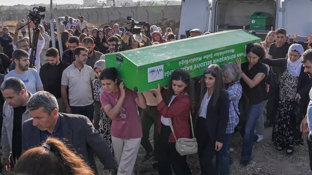 Rojin'in tabutunu kadınlar taşıdı