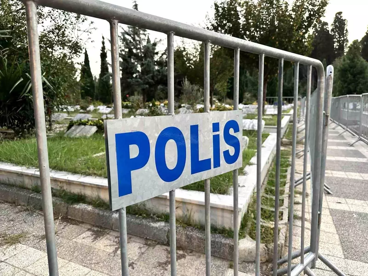 Cem Garipoğlu'nun mezarı bariyerlerle çevrildi