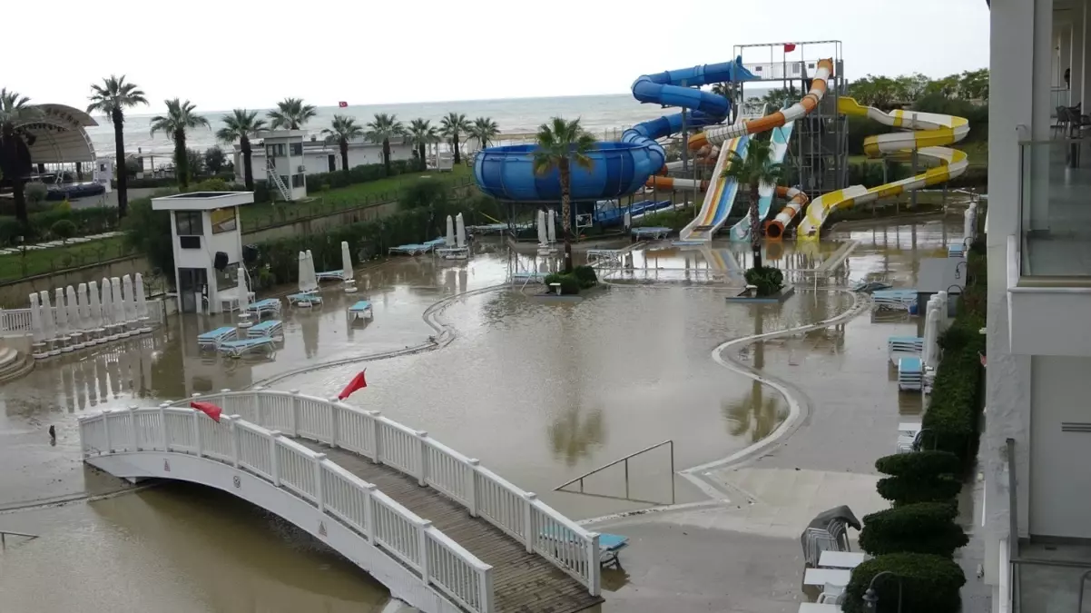 Antalya'da 5 yıldızlı otele su doldu