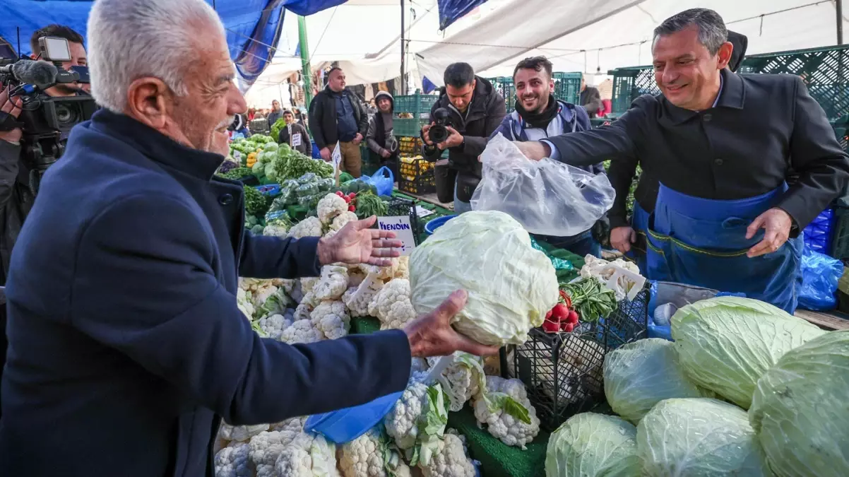 Özgür Özel önlük giyip lahana sattı