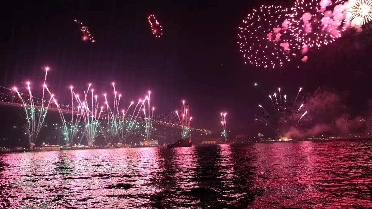 İstanbul'da izinsiz havai fişek atanlar yandı!