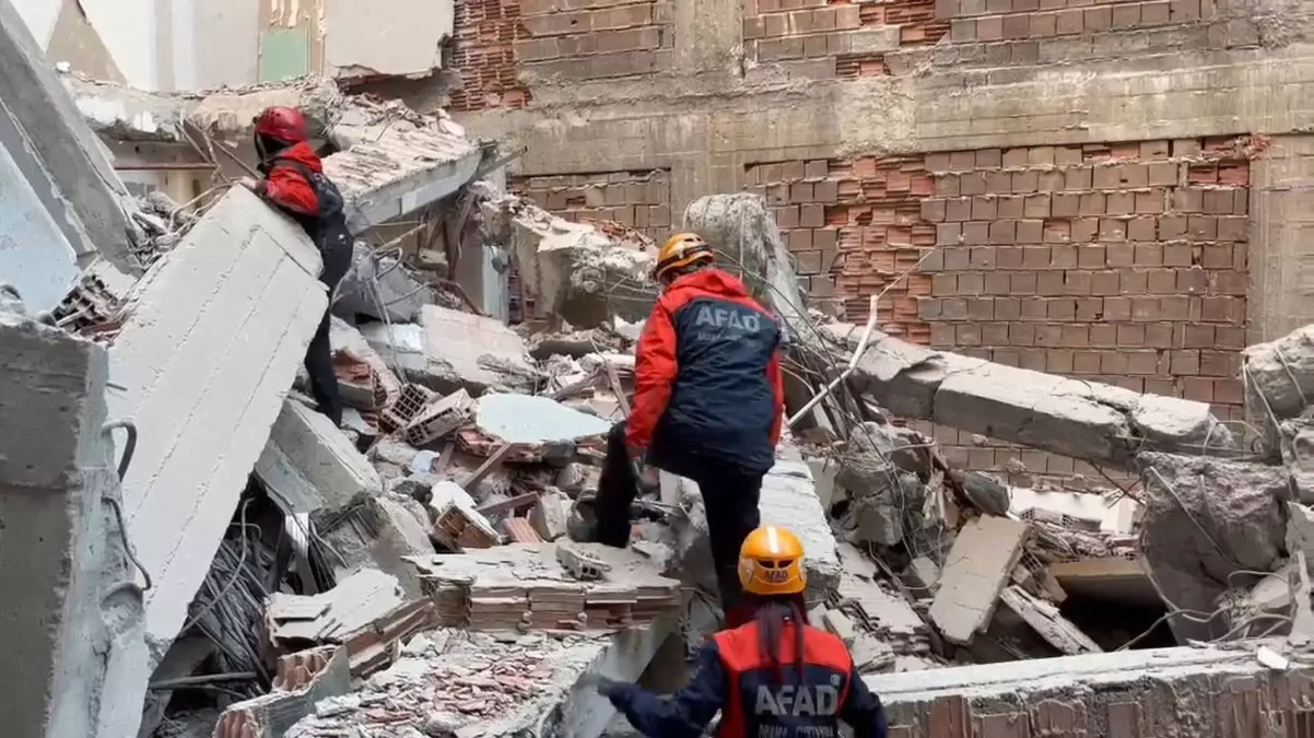 İstanbul'da yıkım sırasında bina çöktü!