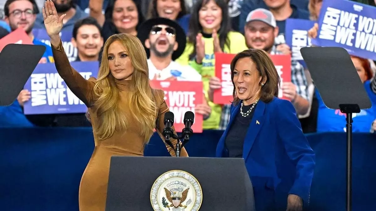 Jennifer Lopez Kamala Harris'in mitingine katıldı