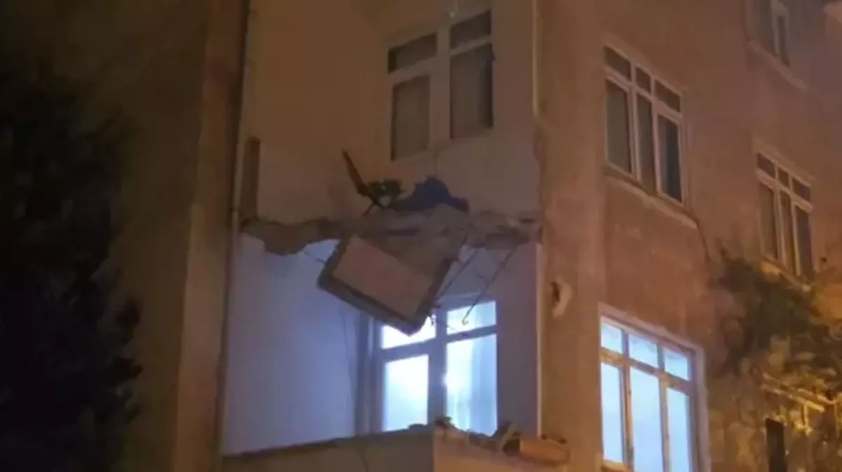 Kartal'da bir binada balkon çöktü