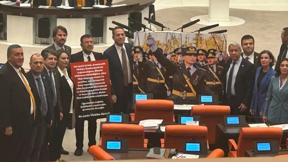 CHP'li vekillerden Meclis'te pankartlı protesto