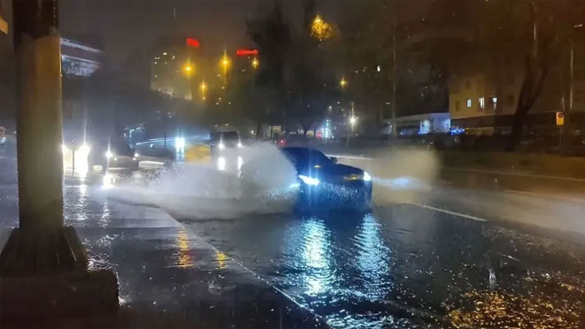 İstanbul'da sağanak yağış etkili oldu