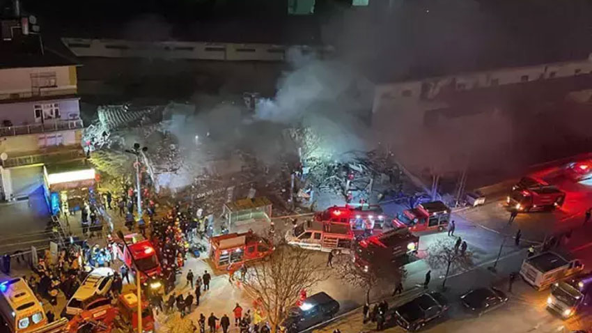 Konya'da 3 katlı bina çöktü!
