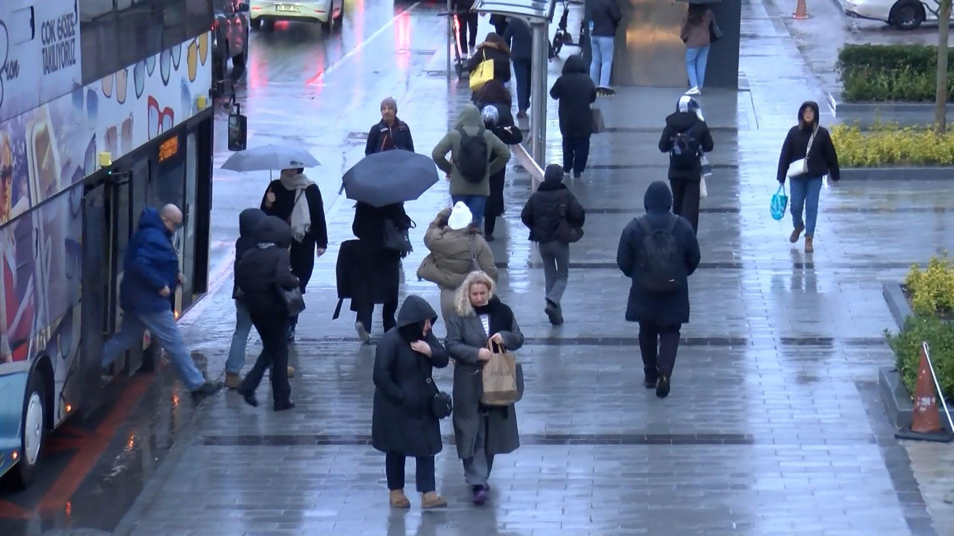 İstanbul'da yağmur trafiği felç etti