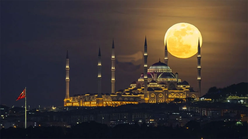 İstanbul’da büyüleyici Dolunay manzarası