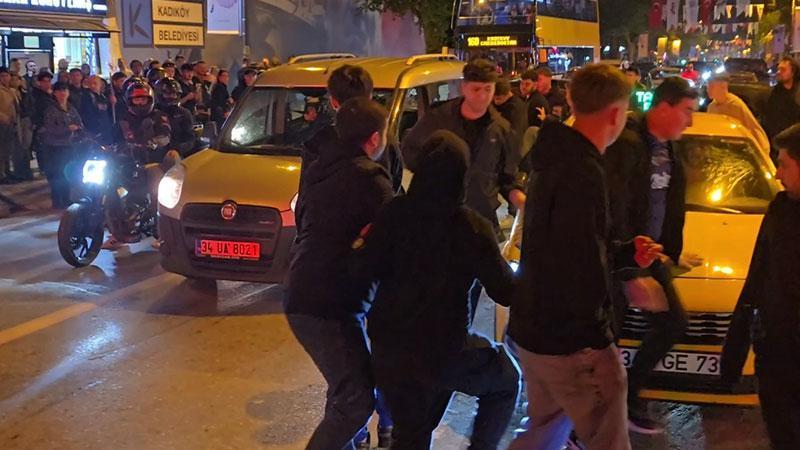 Bağdat Caddesi’nde Galatasaray taraftarlarının araçlarına saldırı
