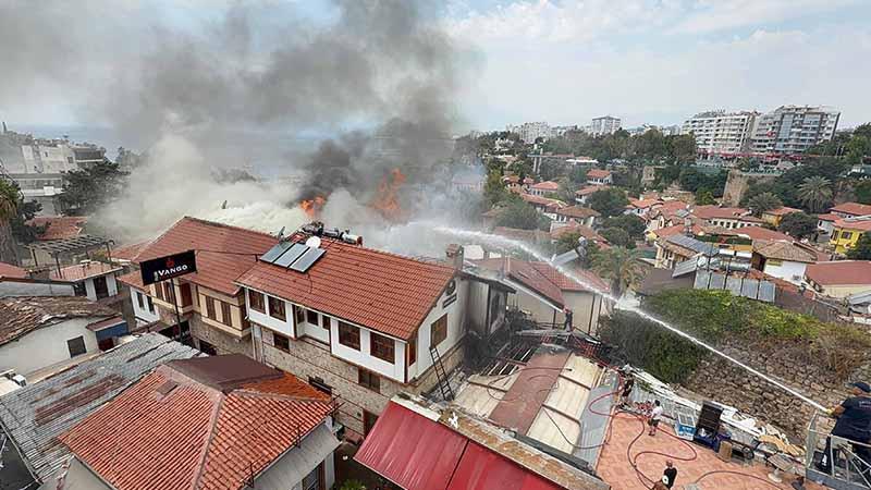 Antalya'da tarihi Kaleiçi semtinde yangın
