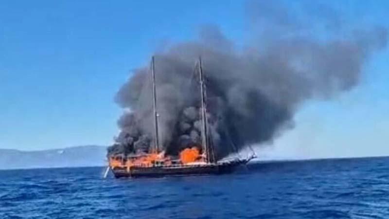 Bodrum'da turist teknesi alev alev  yandı