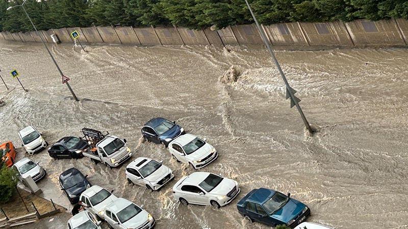 Ankara'da sağanak; yollar suyla doldu