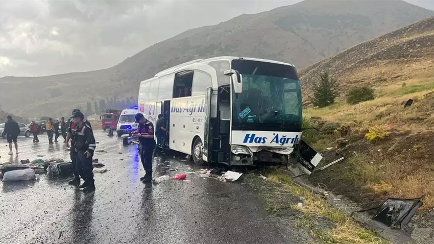 Sivas'ta yolcu otobüsü devrildi! 4 kişi öldü