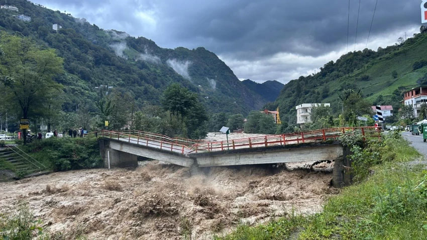 Rize'de sel felaketi; Ayder'e ulaşım durdu!