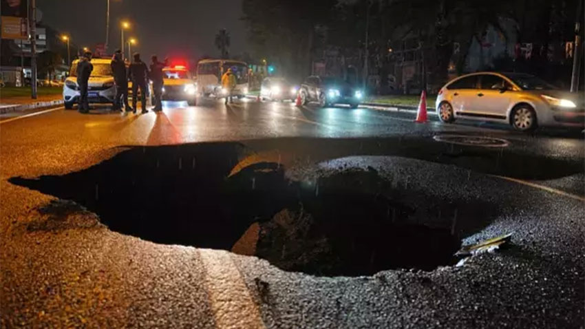 İstanbul'da sağanak nedeniyle yol çöktü