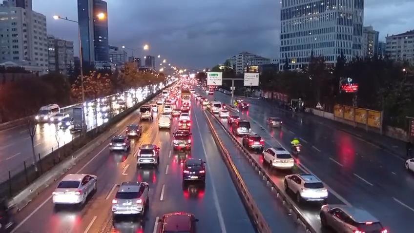 İstanbul'da yağış trafiği felç etti