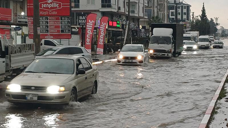 Antalya'da yollar göle döndü