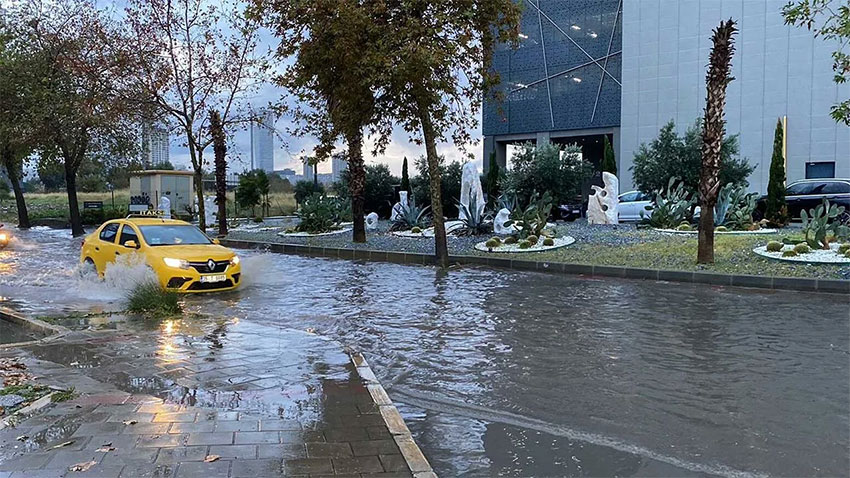 İzmir sağanak yağışa teslim!