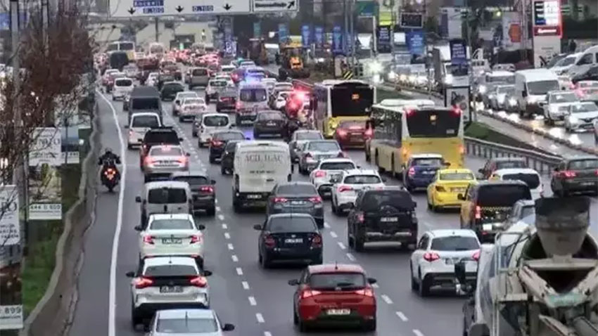 Yağmur İstanbul'da trafiği felç etti