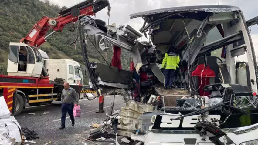 Yolcu otobüsü, tıra arkadan çarptı: 6 ölü