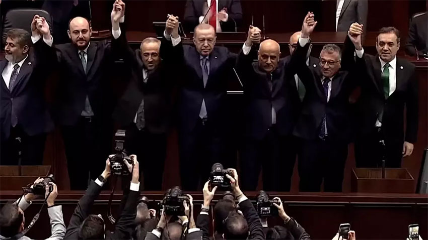 3 milletvekili AK Parti'ye katıldı!