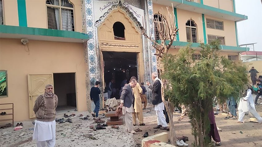 Pakistan'da cuma namazı kana bulandı