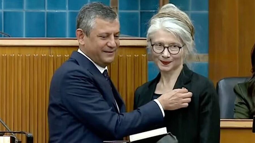 Emine Ülker Tarhan CHP'ye döndü