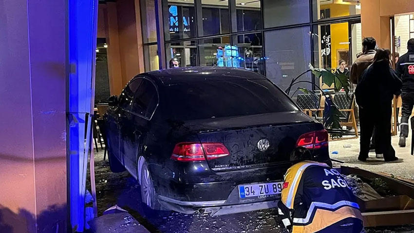 Bakırköy'de otomobil kafeye daldı: 6 yaralı