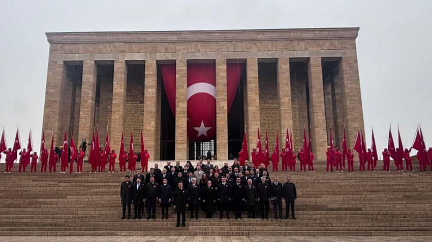 Yusuf Tekin öğrencilerle Anıtkabir'i ziyaret etti