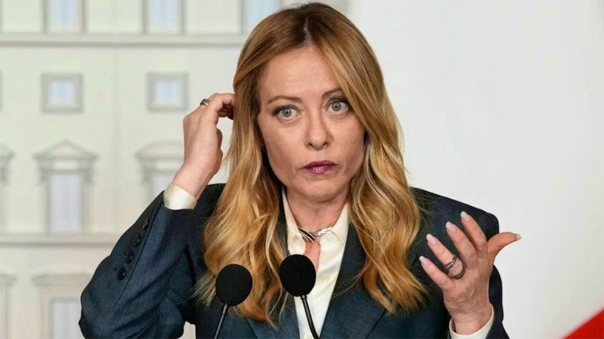 Meloni'yi yarı çıplak yaptılar!