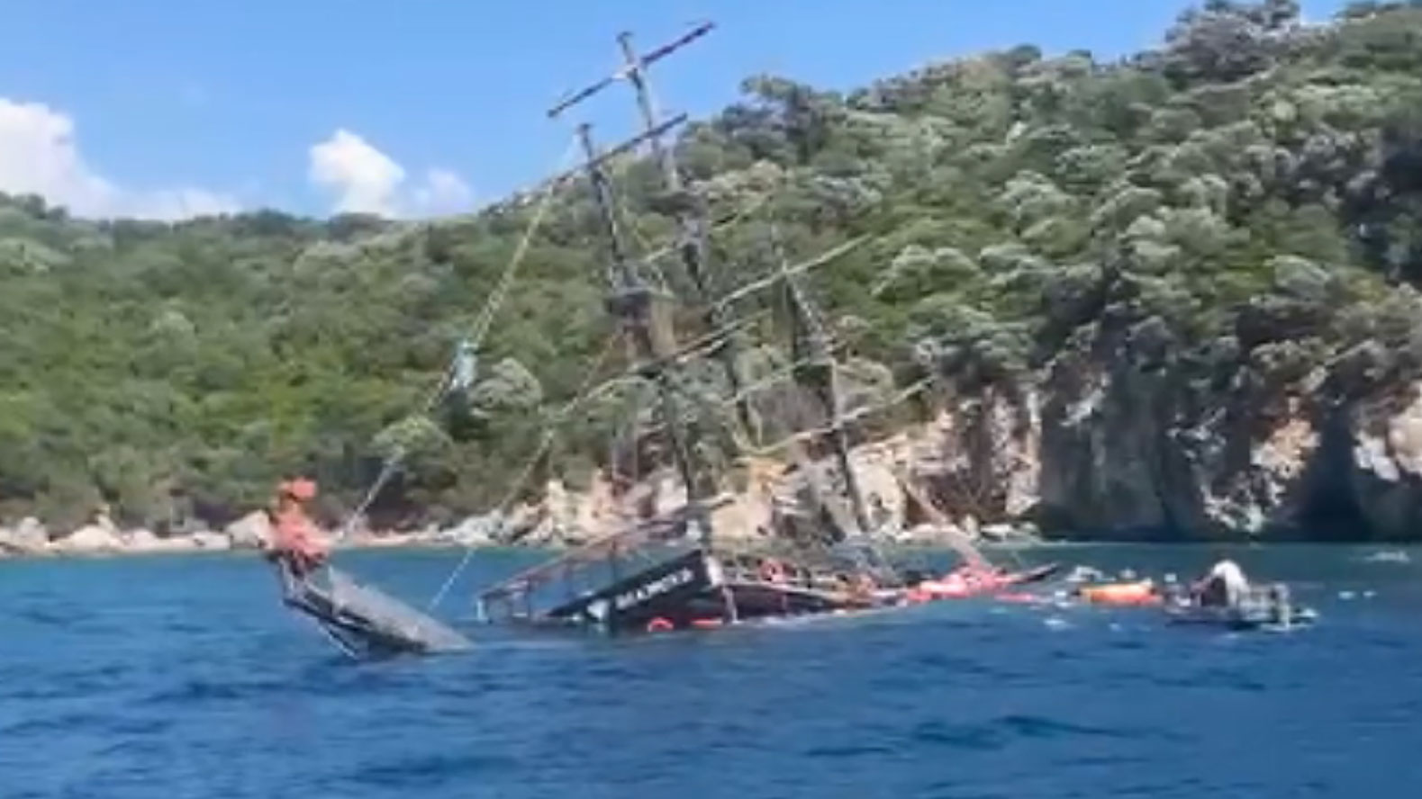 Marmaris'te tur teknesi battı!