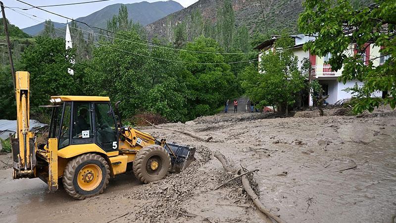Erzurum'da heyelan; yollar kapandı