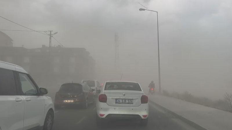 İstanbul'da fırtına hayatı felç etti