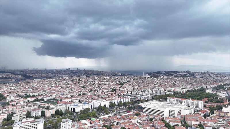 İstanbul'da gökyüzü kara bulutla kaplandı