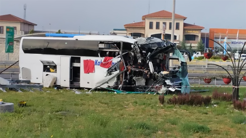 Bolu'da yolcu otobüsü bariyerlere çarptı