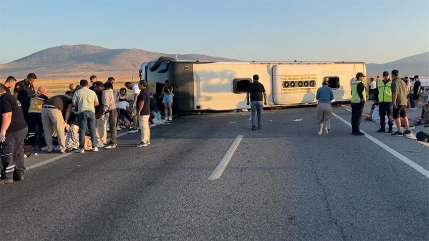 Kütahya'da yolcu otobüsü devrildi
