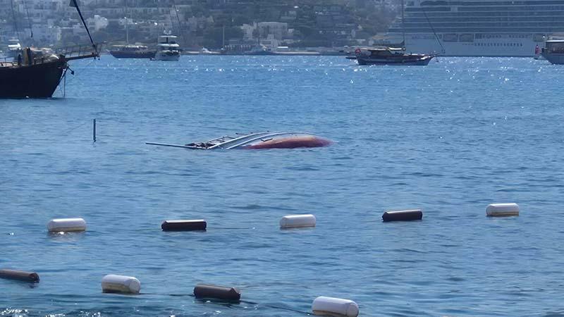 Bodrum'da su alan tekne battı