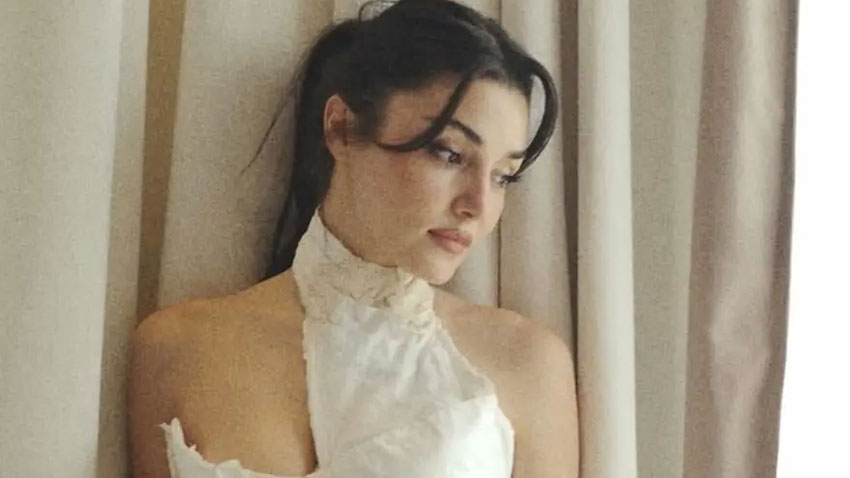 Hande Erçel'in elbisesi sosyal medyayı salladı